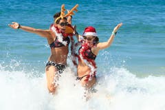 Beach Party: Zwei Frauen in Weihnachtsstimmung am Bondi Beach. In Australien ist der Dezember einer der heissesten Monate des Jahres. Weihnachten wird deshalb vorwiegend draussen gefeiert. (Bild: Mark Evans/Getty (Sidney, 25. Dezember 2018))