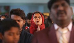 Indische Christen beten in der Saint Mary's Garrison Church in Jammu. Obwohl Hindus und Muslime in Indien die Mehrheit der Bevölkerung bilden, ist Weihnachten ein nationaler Feiertag und wird entsprechend gefeiert. (Bild: Channi Anand/AP (Jammu, 25. Dezember 2018))