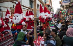Weihnachtsmänner in einem Bazar in der ägyptischen Hauptstadt. (Bild: Mohamed Hossam/EPA (Kairo, 25. Dezember 2018))