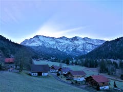Noch versteckt sich die Sonne hinter der schneebedeckten Pilatuskette. (Bild: Urs Gutfleisch (Eigenthal/LU, 25. Dezember 2018))