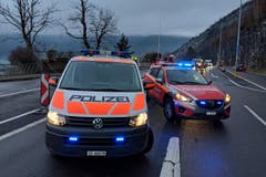 Die Feuerwehr Ingenbohl-Brunnen hat eine Umleitung errichtet. (Bild: Geri Holdener, 26. Dezember 2018)