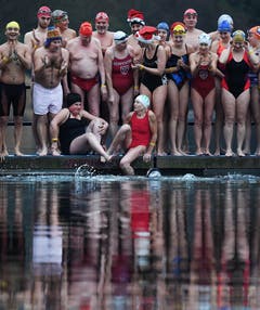 Die Teilnehmerinnen und Teilnehmer des jährlichen Hyde-Park-Weihnachtstag-Schwimmens in London machen sich bereit. (Bild: EPA/ANDY RAIN (London, 25. Dezember 2018))