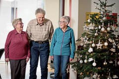 Drei Bewohner des Betagtenheims Eyhuis in Lungern haben für uns Erinnerungen an Weihnachten usw. in frühere Zeiten aufgewärmt (von links): Marie Vogler-Gasser, Hans Imfeld und Hedi Gasser-Gasser. (Bild: Bilder: Corinne Glanzmann (19. Dezember 2018))