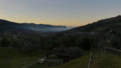Nach einem sonnigen Weihnachtstag fliesst der Nebel ins Thurtal hinein. (Bild: Martin Giger)