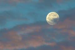Vollmond über St. Gallen. (Bild: Franziska Hörler)