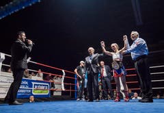 Boxing Day in der Bodensee-Arena in Kreuzlingen: Szenen vom Kampf Maja Milenkovic (Serbien, rot-blaue Hose) gegen Crystal Garcia Nova (Dominikanische Republik, schwarze Hose). (Bilder: Reto Martin)