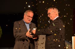 16. Oktober: An der 8. Wirtschaftstagung Werdenberg darf die Buchser Baumschule Lubera von Markus Kobelt den Innovationspreis 2018 entgegennehmen. Markus Kobelt (links) empfängt den Preis aus den Händen von Lothar Ritter. (Bild: Katharina Rutz)