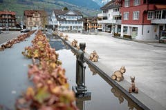 Osterfreude: Holzhasen im Dorf Sachseln, wo die Bruder Klaus-Statue den definitiven Platz hat. (Bild: C. Glanzmann (28. März 2018))