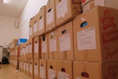 30. November: Die Aktenberge zur Immobilienpleite Bad Rans sind riesig. Das Kreisgericht fällt die Urteile im millionenschweren Anlagebetrug und verurteilt die sechs Angeklagten. Die Haupttäter sollen für fünf und dreieinhalb Jahre hinter Gitter. (Bild: Reinhold Meier)