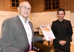 25. Januar: Werner Schöb (links) überreicht Patric Scott den Anerkennungspreis des «Patronat Alte Mühle Gams». (Bild: Heidy Beyeler)