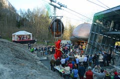 6. April: Die Kabinen der neuen Staubern-Seilbahn in Frümsen werden enthüllt. Regierungsvertreter aus St. Gallen und Appenzell Innerrhoden überbringen die Glückwünsche an die Familie Lüchinger, der die Seilbahn gehört. (Bild: Corinne Hanselmann)