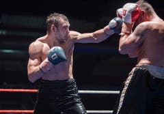 Boxing Day in der Bodensee-Arena in Kreuzlingen: Szenen vom Kampf Evgeny Shvedenko (Russland, blaue Handschuhe) gegen Roman Sharupa (Ukraine, weisse Handschuhe).