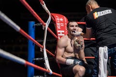 Boxing Day in der Bodensee-Arena in Kreuzlingen: Szenen vom Kampf Evgeny Shvedenko (Russland, blaue Handschuhe) gegen Roman Sharupa (Ukraine, weisse Handschuhe).