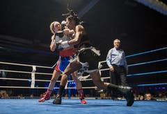 Boxing Day in der Bodensee-Arena in Kreuzlingen: Szenen vom Kampf Maja Milenkovic (Serbien, rot-blaue Hose) gegen Crystal Garcia Nova (Dominikanische Republik, schwarze Hose). (Bilder: Reto Martin)