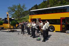 5. Mai: Moderne Doppelstöcker, ein Postauto-Cabriolet und auch ein Oldtimer begeistern das Publikum beim Fest «100 Jahre Postauto Obertoggenburg» in Wildhaus (Bild) und Nesslau. Bild: Adi Lippuner