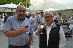 15. Juni: Hansjakob Gabathuler (links) und Hans Jakob Reich stossen an auf ihre neue Buchreihe «Werdenberger Geschichte/n». (Bild: Katharina Rutz)