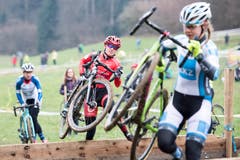 Karen Verhestraeten aus Belgien (rotes Dress) und die Schweizerin Svenja Wüthrich (vorne) (Bild: Urs Flüeler/Keystone (Pfaffnau, 26. Dezember 2018)