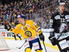 Dario Simion (links) erzielte das 2:0 für Davos gegen die Nürnberg Ice Tigers (Bild: KEYSTONE/SPENGLER CUP/GIAN EHRENZELLER)