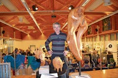 Walter Steiner mit seiner Skulptur «Team Work» an der Vernissage der Ausstellung «Wildhauser Talente». (Bild: Adi Lippuner)
