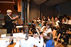 10. März: Die Bürgermusik Wildhaus feiert ihr 125-Jahr-Jubiläum mit einer «Nacht der Musik». Überraschungsgäste, eine vielseitige musikalische Unterhaltung und die Farben Rot und Weiss zu dunklen Hosen prägen den wunderbaren Abend. (Bild: Adi Lippuner)