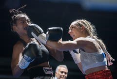 Boxing Day in der Bodensee-Arena in Kreuzlingen: Szenen vom Kampf Maja Milenkovic (Serbien, rot-blaue Hose) gegen Crystal Garcia Nova (Dominikanische Republik, schwarze Hose). (Bilder: Reto Martin)