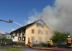 22. April: In Grabs brennt ein Mehrfamilienhaus mit drei Wohneinheiten (Bild). Neun Personen verlieren dabei ihr Dach über dem Kopf. In Wildhaus brennt am gleichen Tag ein Stück Wald. Bild: Kantonspolizei SG
