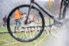 Die schmutzigen Fahrräder werden gereinigt. (Bild: Urs Flüeler/Keystone (Pfaffnau, 26. Dezember 2018)