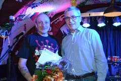 27. Januar: Jonny Gauer, Wartauer Kulturpreisträger 2017 (links), erhält von Andreas Bernold, Gemeinderat und Vorsteher des Ressorts Umwelt und Kultur, die Auszeichnung. (Bild: Adi Lippuner)