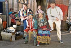 Spielfreude auf der Bühne des Alptheaters von Beppi Baggenstos (stehend, blaue Hose) im Stück Katharina Knie in der Schwendi. (Bild: Romano Cuonz (14. Juni 2018))