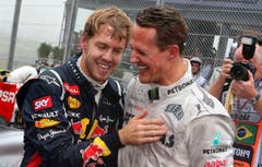 Michael Schumacher und Sebastian Vettel (links) feiert an der Formel-1-Weltmeisterschaft in Sao Paulo. (Bild: EPA/ Jens Büttner, 25 November 2012)