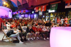 Juni und Juli: Während der Fussball-WM in Russland versammeln sich überall in der Region die Fans, um gemeinsam die Spiele auf Grossbildschirmen zu verfolgen. Die Stimmung in der «Gass» in Buchs war bei den Spielen der Schweizer Nati hervorragend. Bild: Corinne Hanselmann