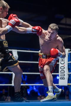 WM-Titelkampf der WBF in der Bodensee-Arena in Kreuzlingen. Den Kampf gegen den Tschechen Josef Zahradnik (schwarze Hose) gewinnt der Schweizer Zino Meuli knapp. (Bilder: Reto Martin)