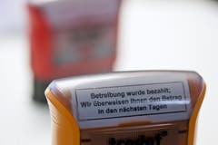 Stempel im Betreibungsamt. (Bild: KEYSTONE/Gaetan Bally, 5. Juli 2012)