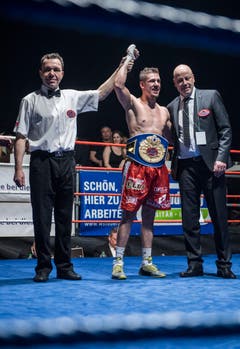 WM-Titelkampf der WBF in der Bodensee-Arena in Kreuzlingen. Den Kampf gegen den Tschechen Josef Zahradnik (schwarze Hose) gewinnt der Schweizer Zino Meuli knapp. (Bilder: Reto Martin)