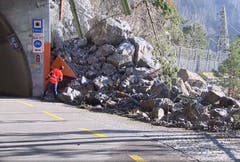 Experten des Astra untersuchen die Schäden. (Bild: BRK News)
