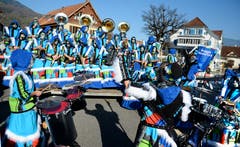 11. November: In Trübbach wird die Fasnacht 2019 eröffnet. Das Motto der Wartauer Fasnacht (Wafa) heisst «Wilder Westen». Die Gugga Moosfürz spielt lautstark auf. (Bild: Hansruedi Rohrer)