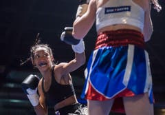 Boxing Day in der Bodensee-Arena in Kreuzlingen: Szenen vom Kampf Maja Milenkovic (Serbien, rot-blaue Hose) gegen Crystal Garcia Nova (Dominikanische Republik, schwarze Hose). (Bilder: Reto Martin)