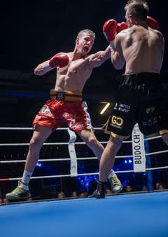 WM-Titelkampf der WBF in der Bodensee-Arena in Kreuzlingen. Den Kampf gegen den Tschechen Josef Zahradnik (schwarze Hose) gewinnt der Schweizer Zino Meuli knapp. (Bilder: Reto Martin)