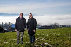 Serge Karrer, ehemaliger Gemeindepräsident Hitzkirch (links) und David Affentranger, aktueller Gemeindepräsident von Hitzkirch über dem Nebelmeer in Müswangen. (Bild: Philipp Schmidli (18. Dezember 2018))