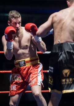 WM-Titelkampf der WBF in der Bodensee-Arena in Kreuzlingen. Den Kampf gegen den Tschechen Josef Zahradnik (schwarze Hose) gewinnt der Schweizer Zino Meuli knapp. (Bilder: Reto Martin)