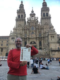 Das Ziel der Anstrengung nach 2280 Kilometern: Die Pilgerurkunde vor der Kathedrale in Santiago de Compostela. (Bild PD)