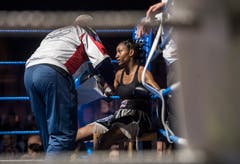 Boxing Day in der Bodensee-Arena in Kreuzlingen: Szenen vom Kampf Maja Milenkovic (Serbien, rot-blaue Hose) gegen Crystal Garcia Nova (Dominikanische Republik, schwarze Hose). (Bilder: Reto Martin)