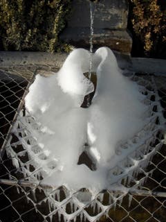 Dieses Bild erinnert wie es vor 10 Jahren im Januar 2009 kalt war.Zeitweise konnten die Züge von Flawil nach St. Gallen nicht mehr fahren und die Leute wurden per Bus abgeholt. (Bild: Claudine Germann)