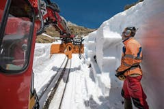 Frühlingsfreude: Schneeräumung auf dem Trassee der Pilatusbahn. (Bild: Boris Bürgisser (25. April 2018))