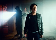Liz Ritscharf rückt mit dem Sonderkommando an (Bild: Daniel Winkler/SRF)