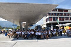 4. August: Die Stadt Buchs ist in Feierlaune. Heute wird der neue Bushof eingeweiht. Gleich drei Regierungsräte – Bruno Damann und Marc Mächler aus St. Gallen sowie Daniel Risch aus dem Fürstentum Liechtenstein – wohnen diesem feierlichen Anlass bei. Am gleichen Tag gibt es auf der Bahnhofstrasse eine Ausstellung und verschiedene Konzerte anlässlich des Jubiläums «150 Jahre Bahnhofstrasse Buchs». (Bild: Heini Schwendener)