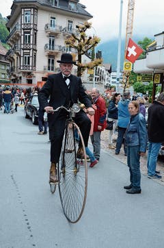 Fahrfreude: Bruno Bachmann aus Kriens am Oldtimer in Obwalden in Engelberg auf einem Hochrad. (Bild: Martin Uebelhart (20. Mai 2018))