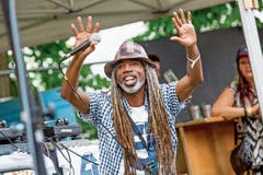 Lebensfreude pur auch bei Akil am Parattack-Festival in Sarnen. (Bild: André A. Niederberger (28. Juli 2018))