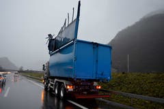 Stans - 24. DezemberAm Montag ist es in Stans auf der Autobahn A2 zu einem Verkehrsunfall gekommen. Ein offener Containerdeckel beschädigte eine Wechseltextanzeige. Verletzt wurde niemand, es entstand aber hoher Sachschaden. (Bild: Kantonspolizei Nidwalden)