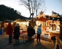 7.-9. Dezember: Der Buchser Marktplatz wird während des Chlausmarktes zum kleinen Holzhütten-Städtchen. Bild: Hansruedi Rohrer
